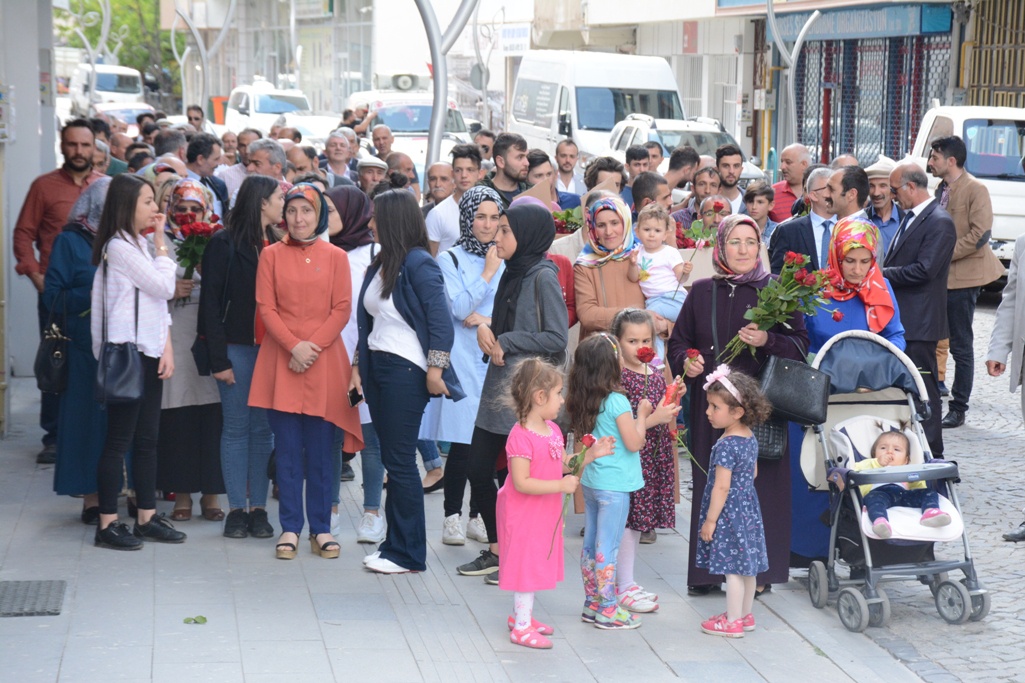 MHP esnafa karanfil dağıttı 3