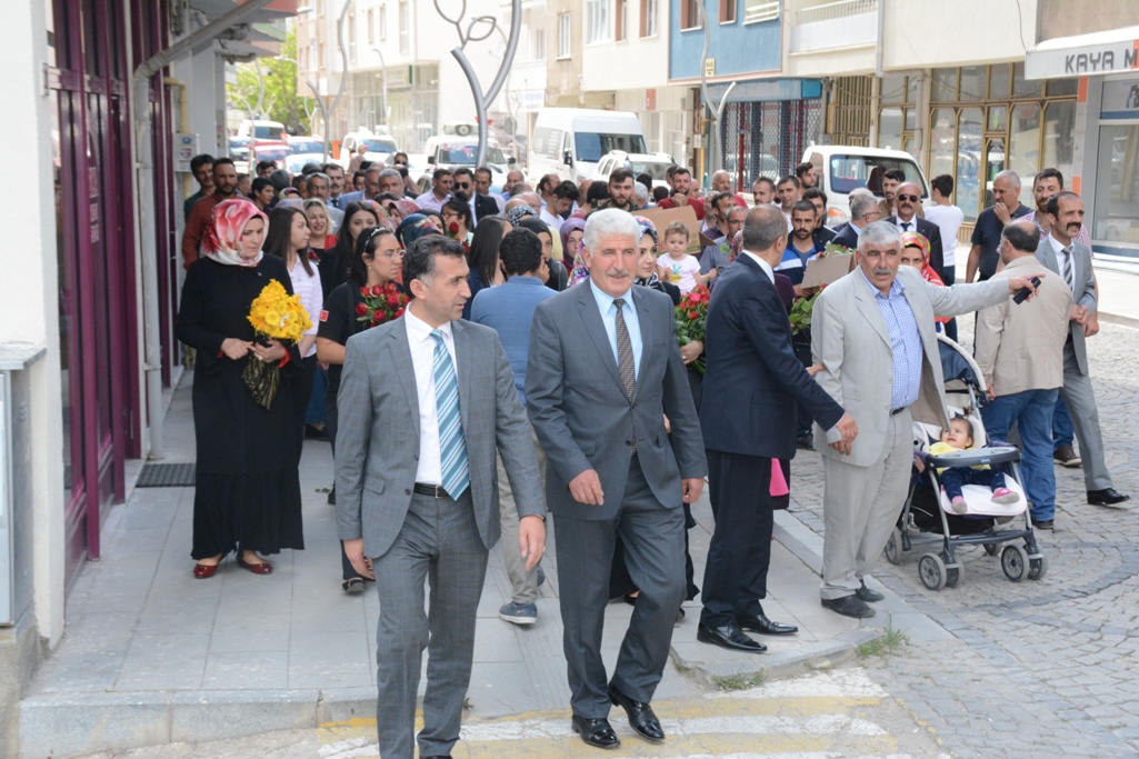 MHP esnafa karanfil dağıttı 1