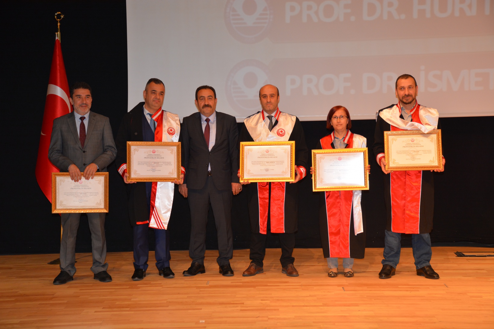 GÜ’de Akademik Cübbe Giyme ve Belge Takdim Töreni gerçekleştirildi 3