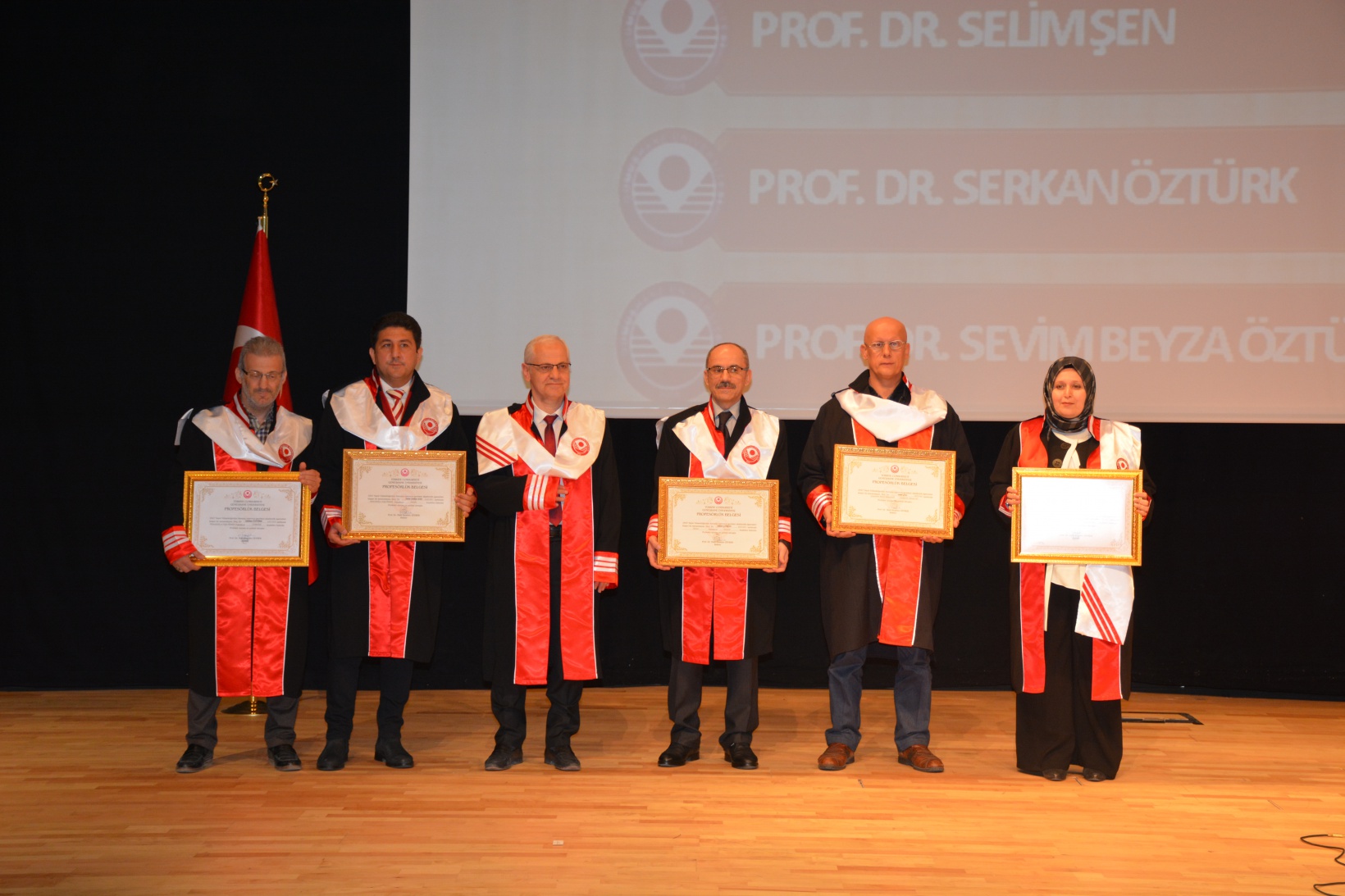 GÜ’de Akademik Cübbe Giyme ve Belge Takdim Töreni gerçekleştirildi 2