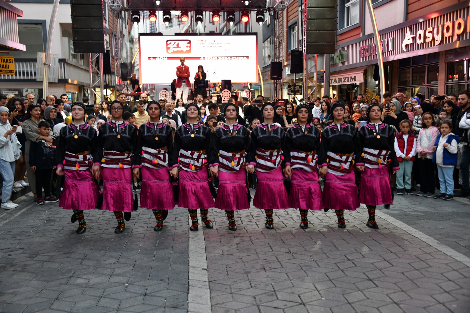 Gümüşhane'de 27. Kuşburnu Festivali başladı   22