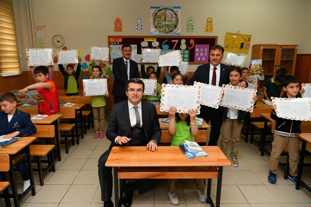 Gümüşhane'de öğrenciler karnelerini aldı 14