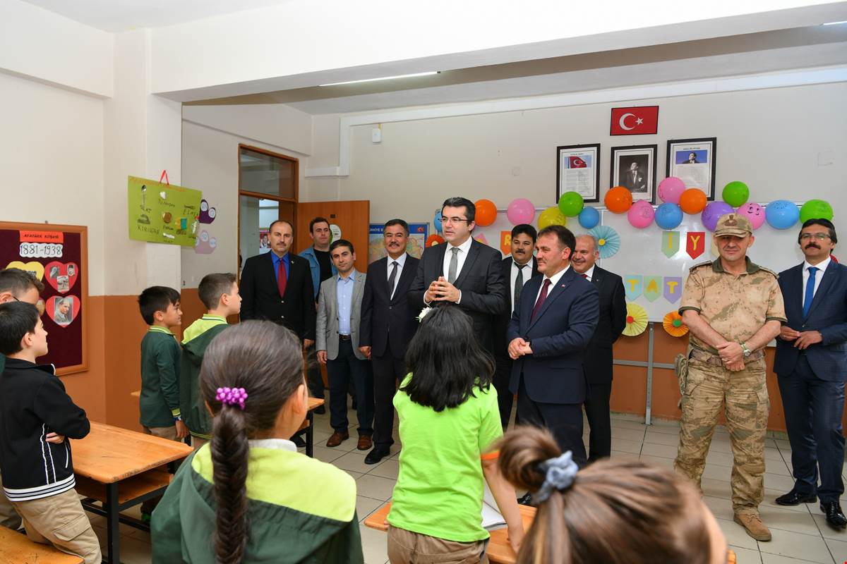 Gümüşhane'de öğrenciler karnelerini aldı 3