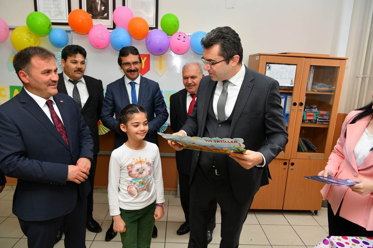 Gümüşhane'de öğrenciler karnelerini aldı 4