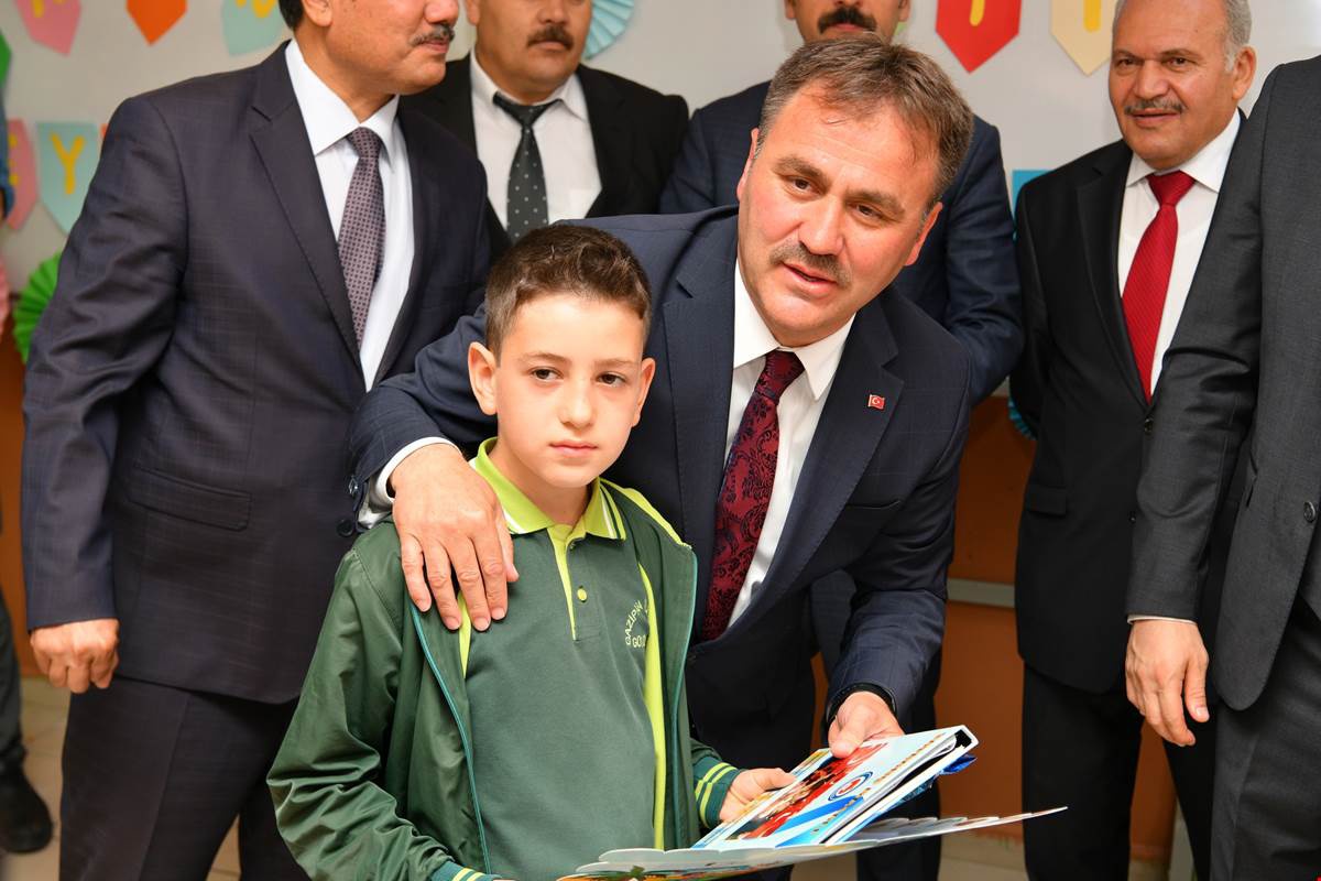 Gümüşhane'de öğrenciler karnelerini aldı 2