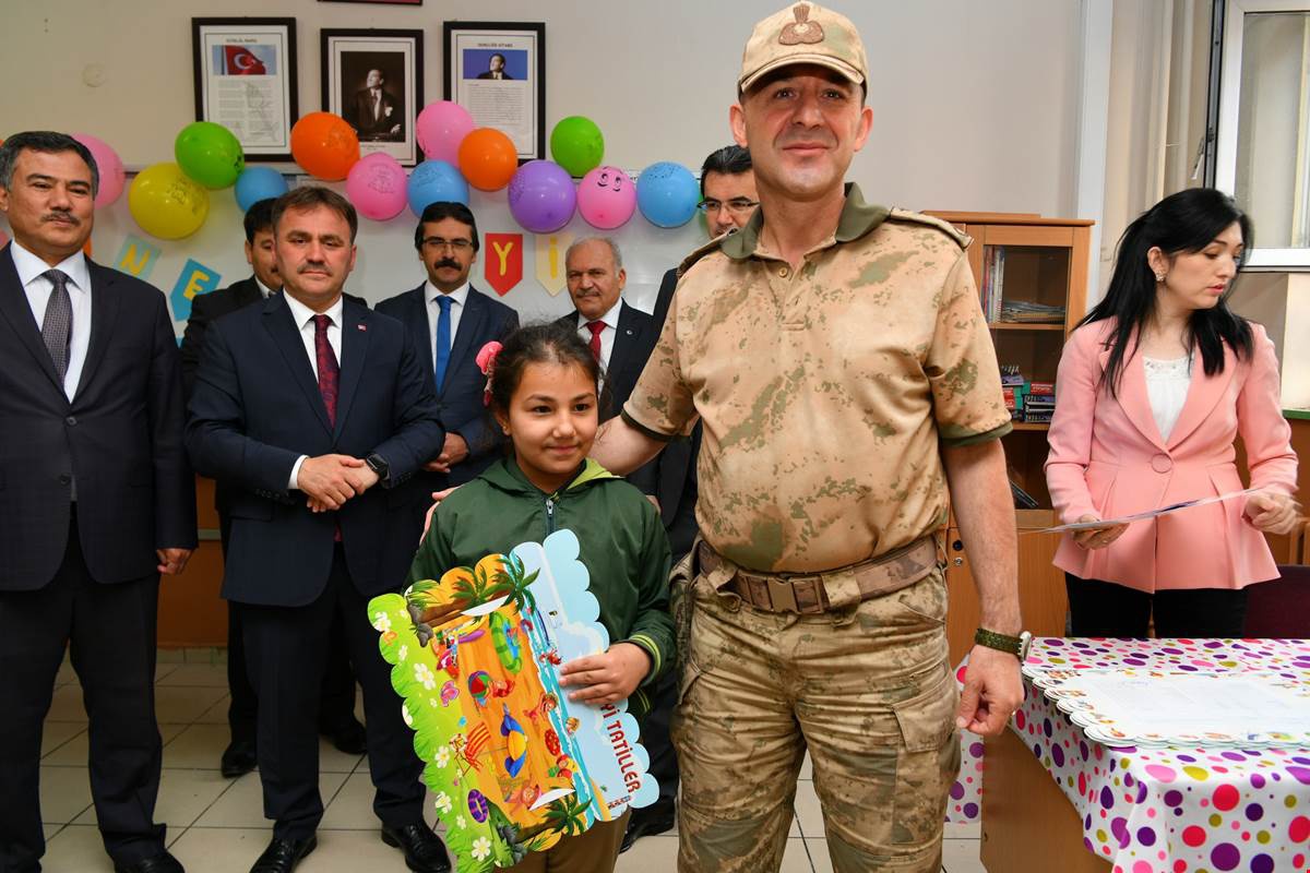 Gümüşhane'de öğrenciler karnelerini aldı 6