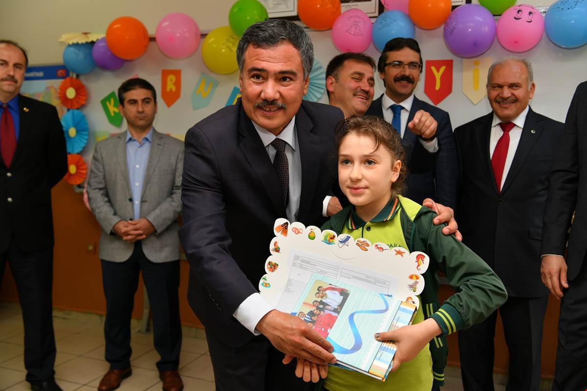 Gümüşhane'de öğrenciler karnelerini aldı 1