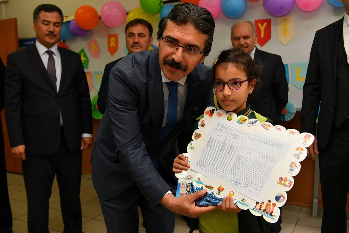 Gümüşhane'de öğrenciler karnelerini aldı 5