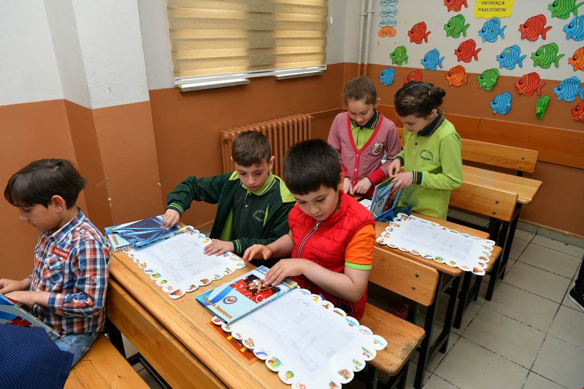 Gümüşhane'de öğrenciler karnelerini aldı 7