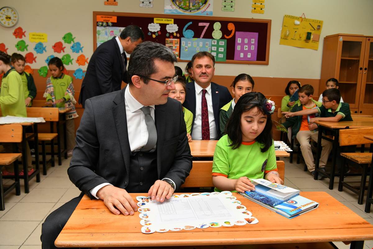 Gümüşhane'de öğrenciler karnelerini aldı 8