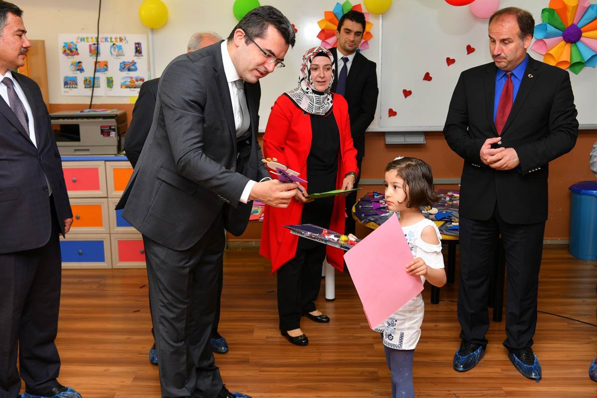 Gümüşhane'de öğrenciler karnelerini aldı 10