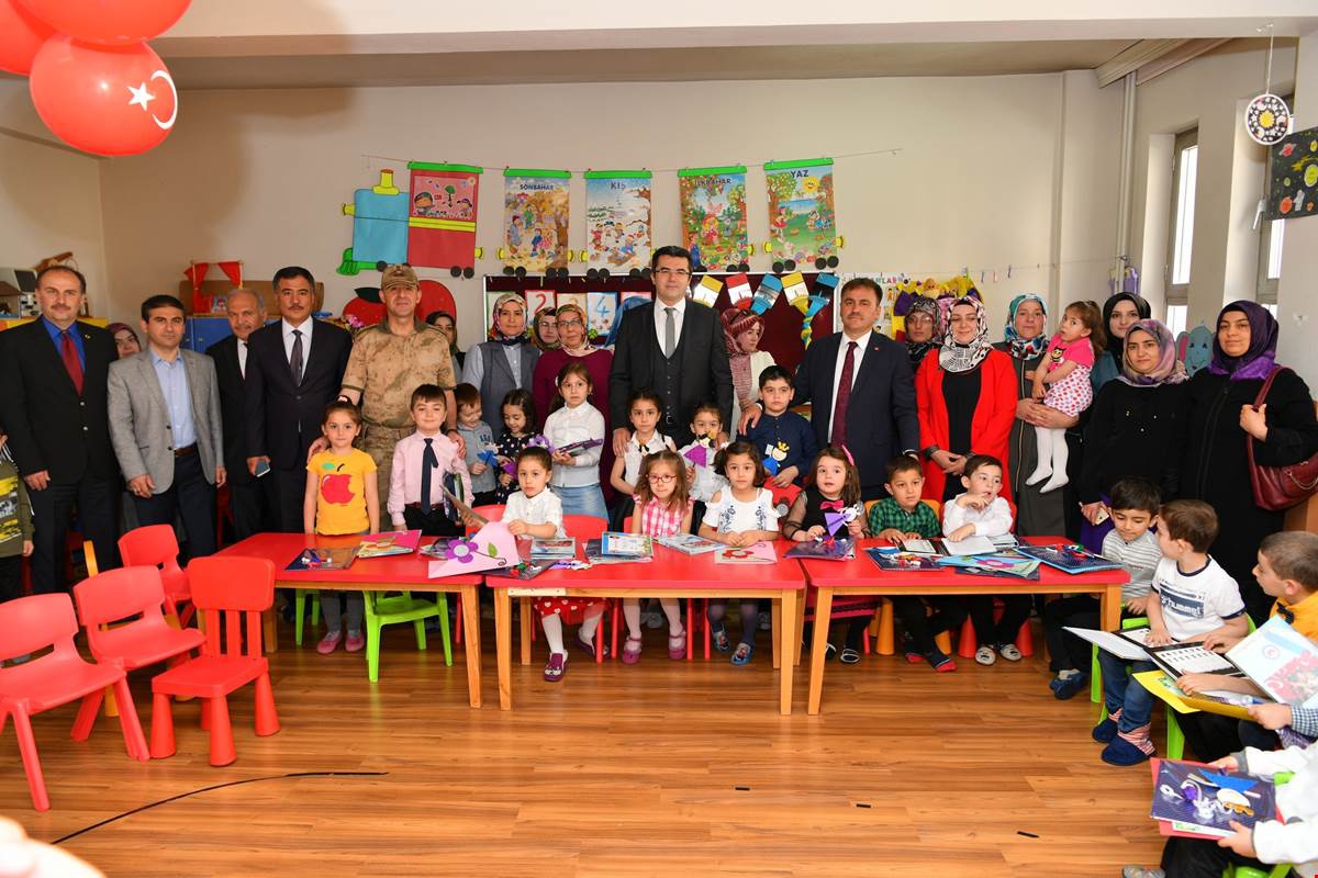 Gümüşhane'de öğrenciler karnelerini aldı 9