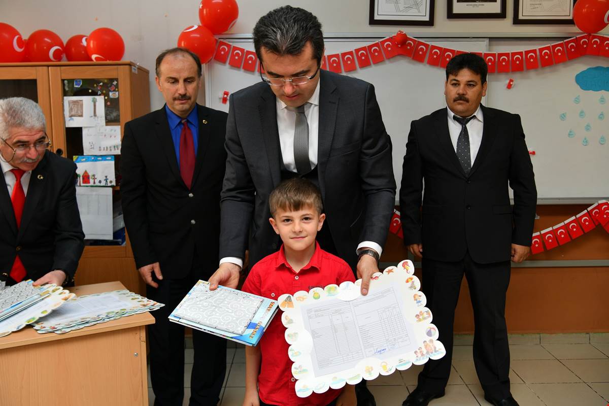 Gümüşhane'de öğrenciler karnelerini aldı 12