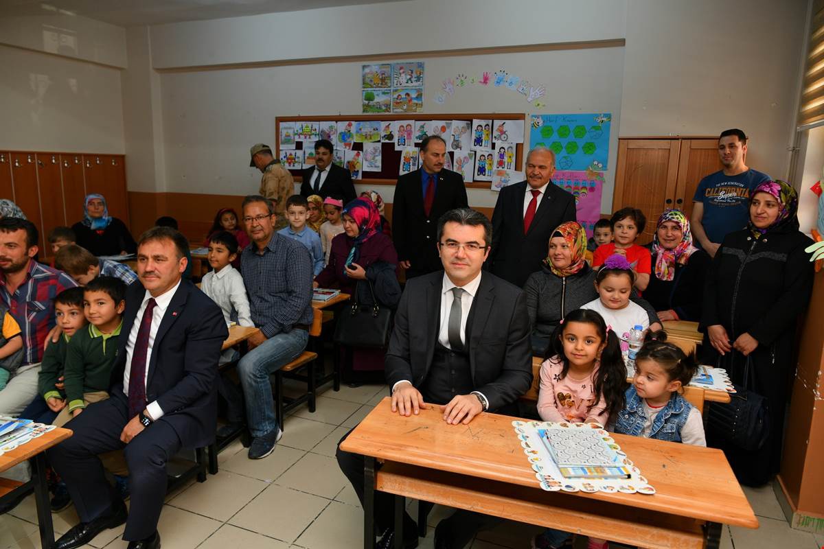 Gümüşhane'de öğrenciler karnelerini aldı 11