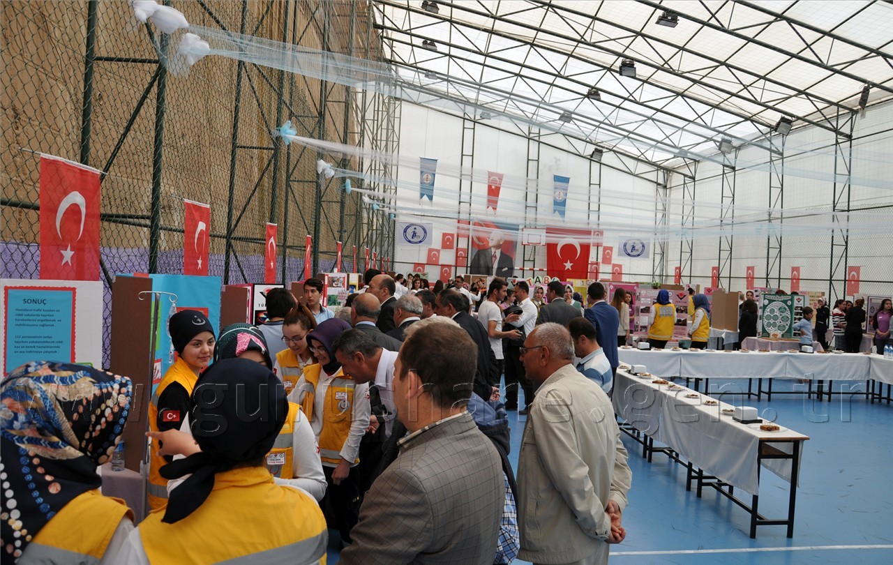 İbn-i Sina’da TÜBİTAK Bilim Fuarı Açıldı 9