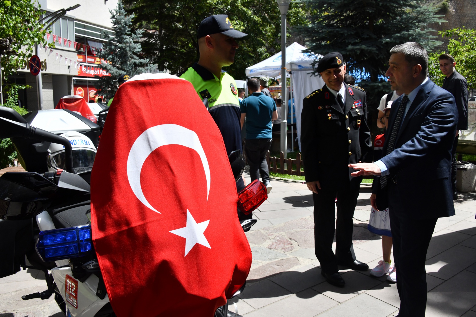 Jandarma’nın sergi ve konserine yoğun ilgi 39