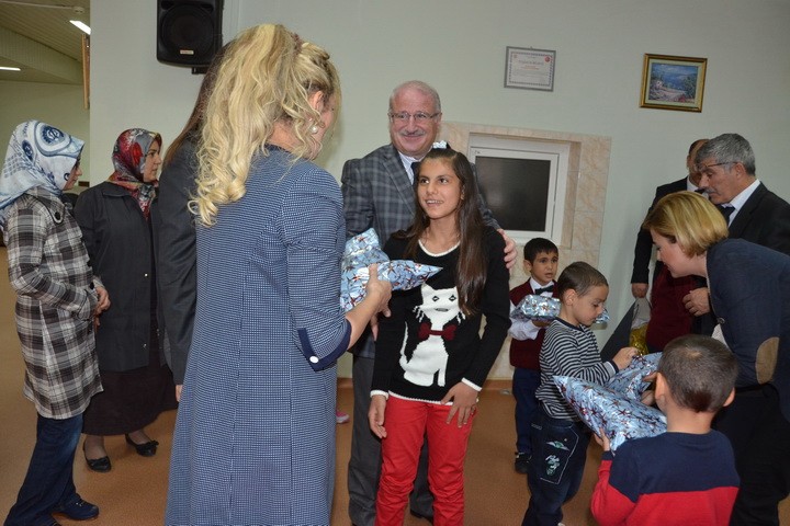 Emine Erdoğan'dan Gümüşhaneli Çocuklara Hediye 3