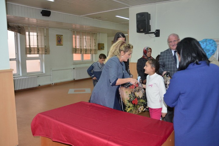 Emine Erdoğan'dan Gümüşhaneli Çocuklara Hediye 4