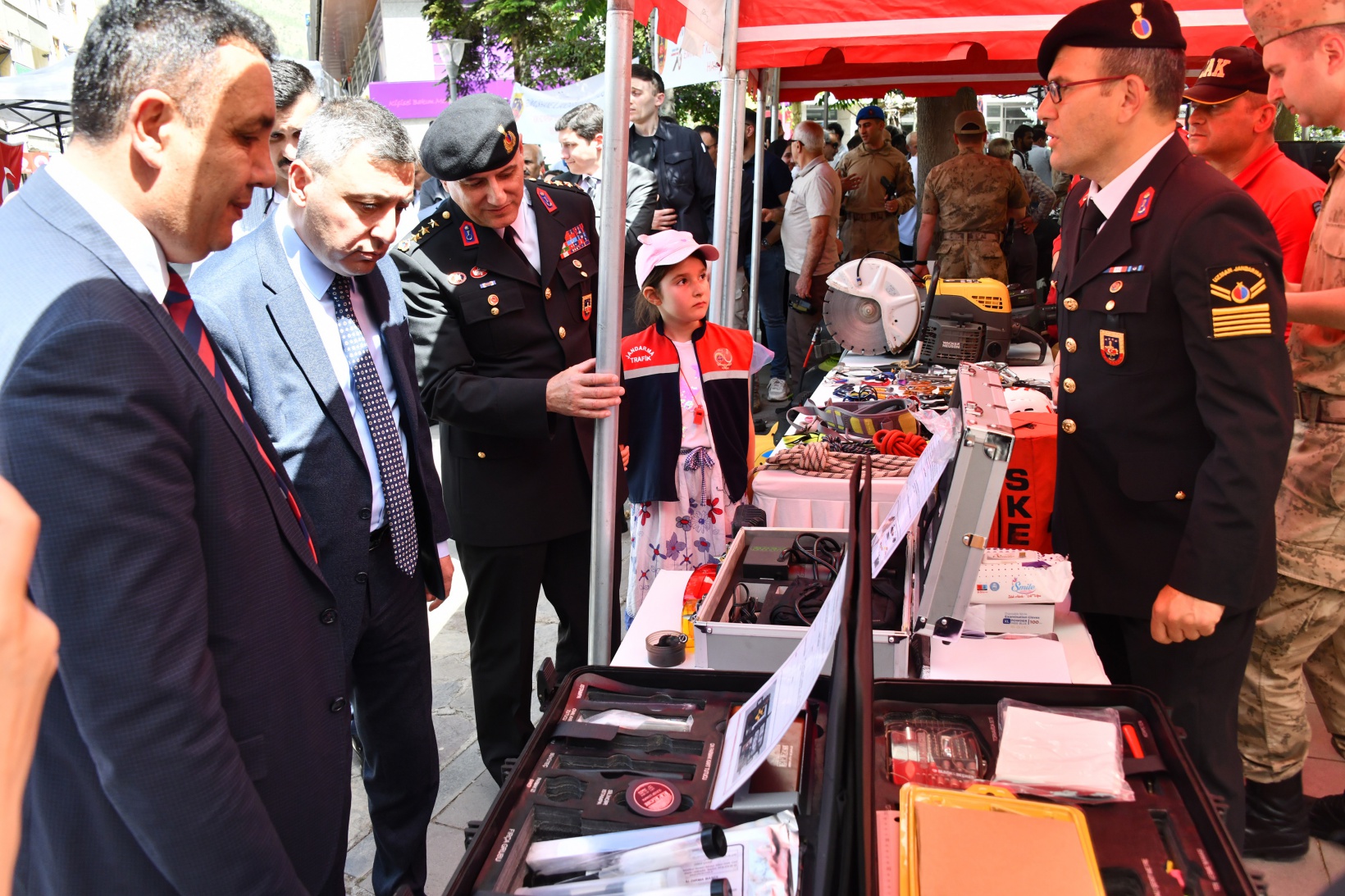 Jandarma’nın sergi ve konserine yoğun ilgi 36