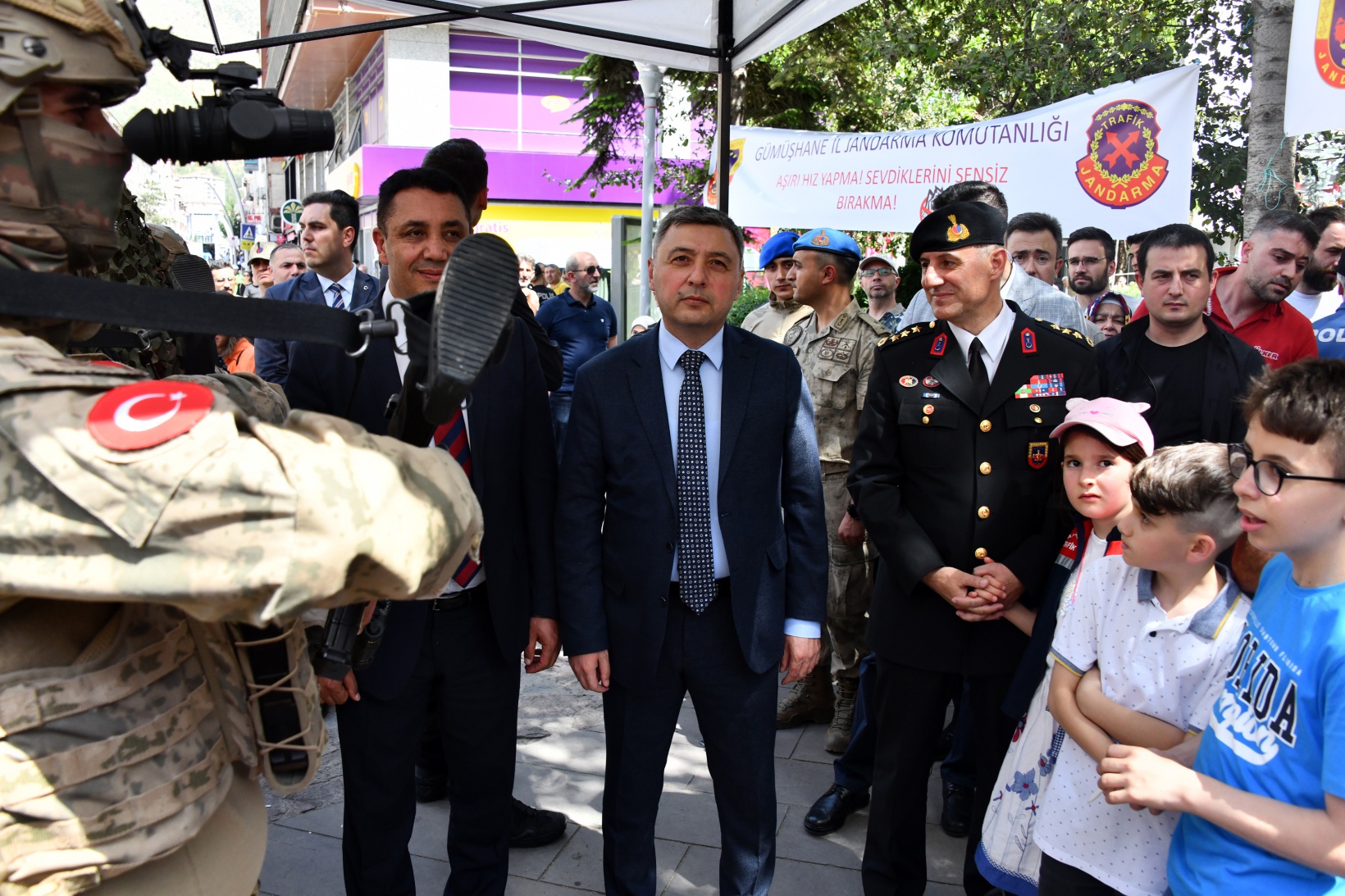 Jandarma’nın sergi ve konserine yoğun ilgi 32