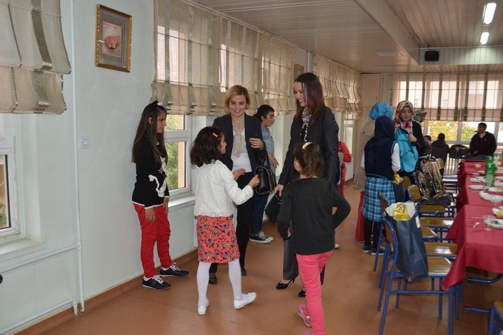 Emine Erdoğan'dan Gümüşhaneli Çocuklara Hediye 11