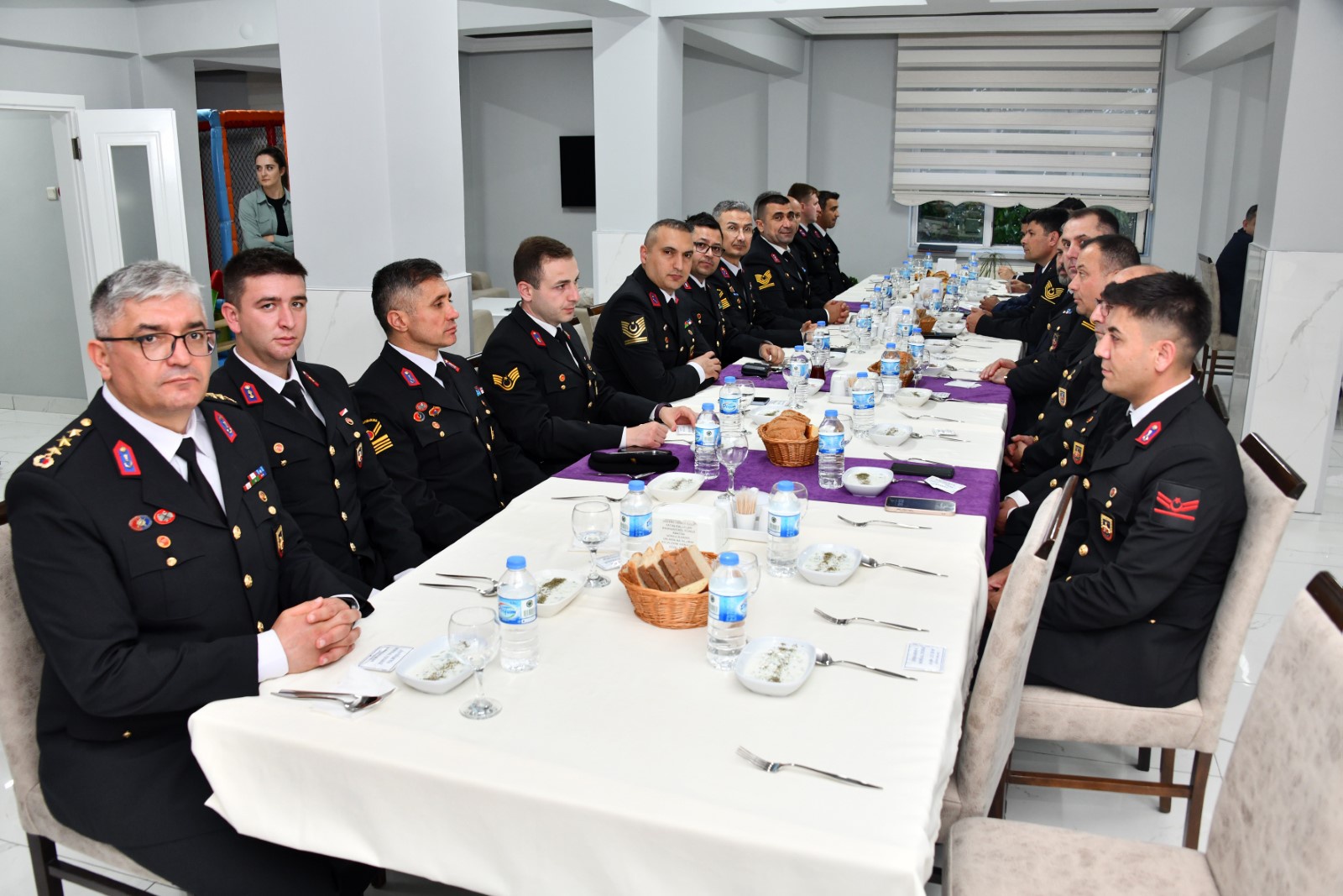 Tayini çıkan Jandarma personeline plaket 8