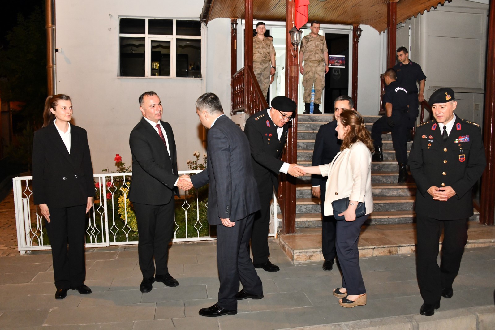 Tayini çıkan Jandarma personeline plaket 2