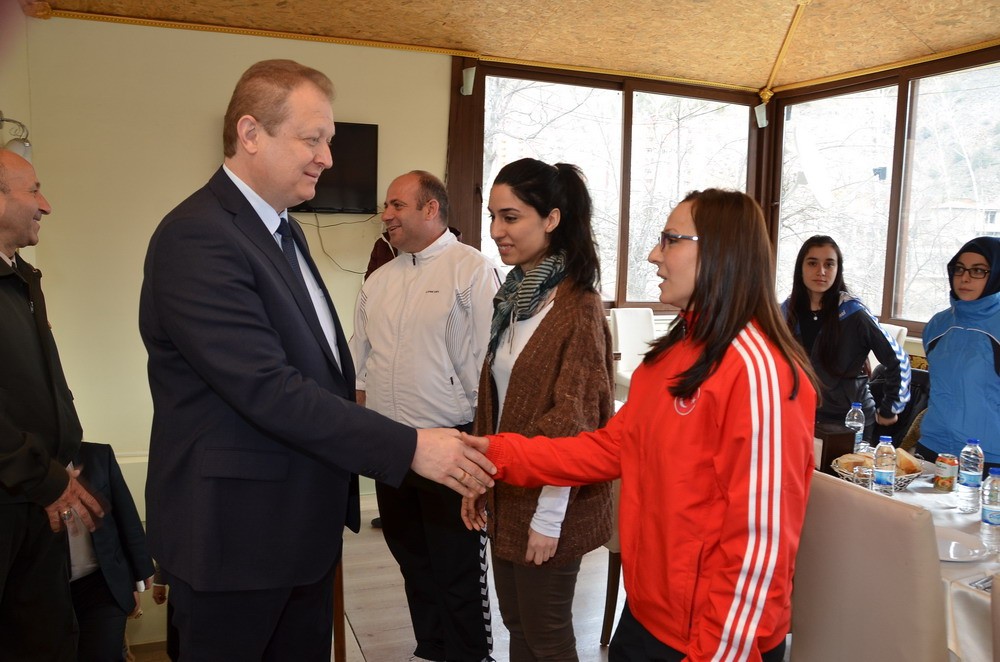 Vali Yavuz, başarılı sporcularla buluştu 2