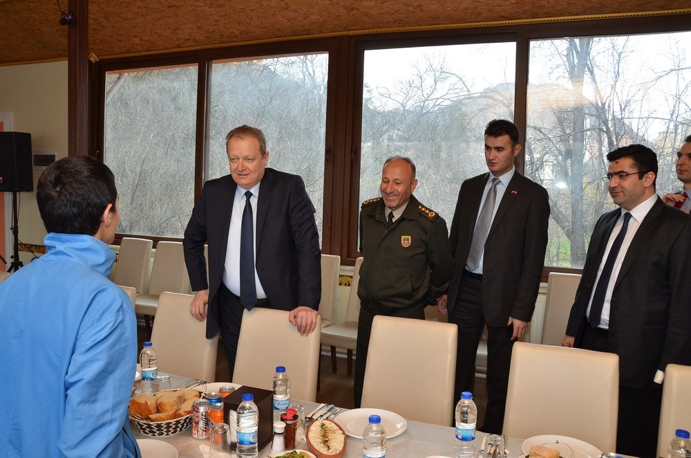 Vali Yavuz, başarılı sporcularla buluştu 3