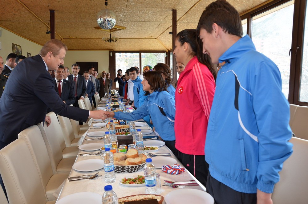 Vali Yavuz, başarılı sporcularla buluştu 4