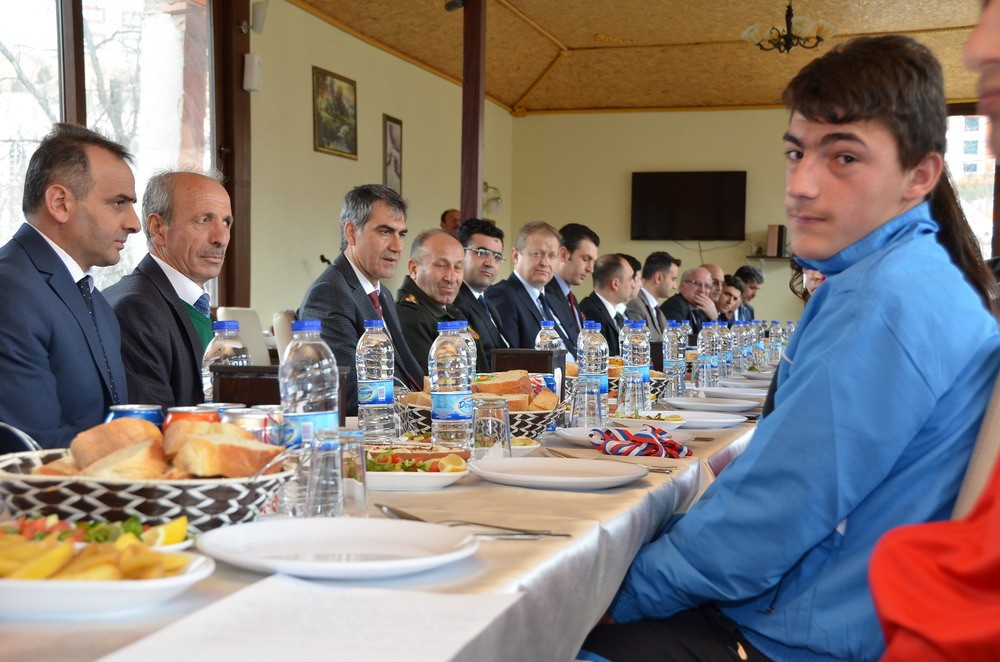 Vali Yavuz, başarılı sporcularla buluştu 8