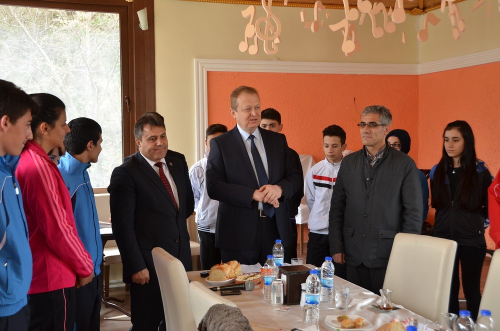 Vali Yavuz, başarılı sporcularla buluştu 9