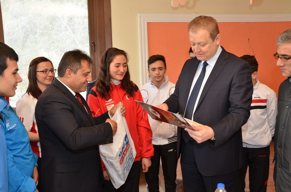 Vali Yavuz, başarılı sporcularla buluştu 10