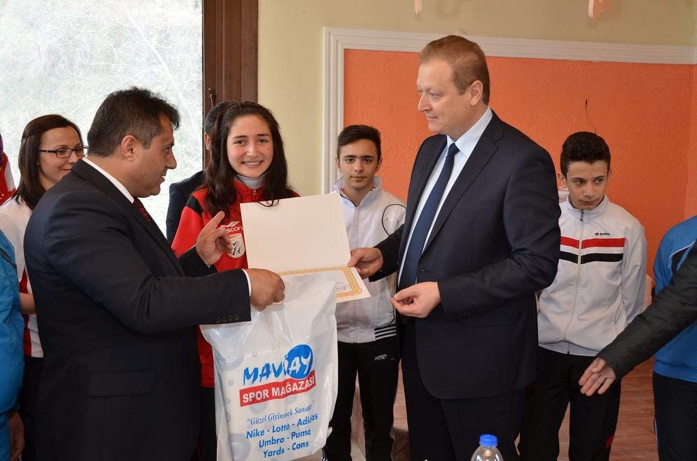 Vali Yavuz, başarılı sporcularla buluştu 11