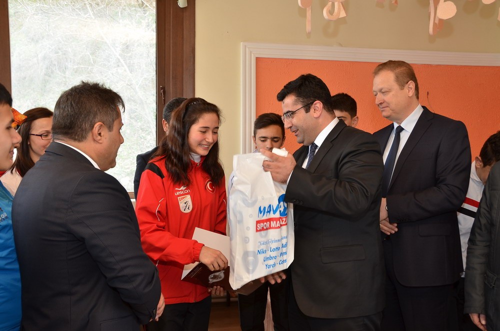 Vali Yavuz, başarılı sporcularla buluştu 12