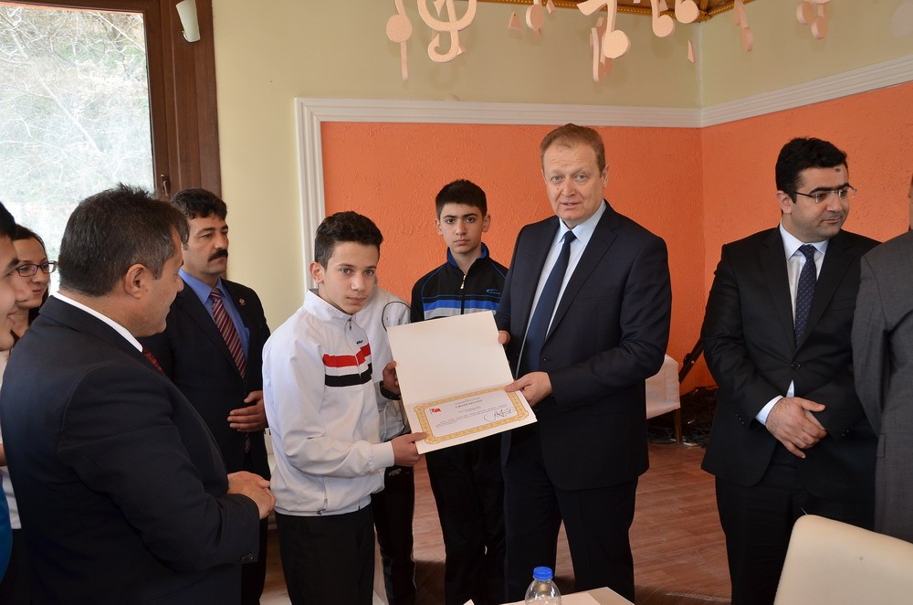 Vali Yavuz, başarılı sporcularla buluştu 13