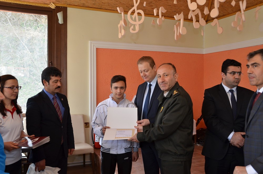 Vali Yavuz, başarılı sporcularla buluştu 14