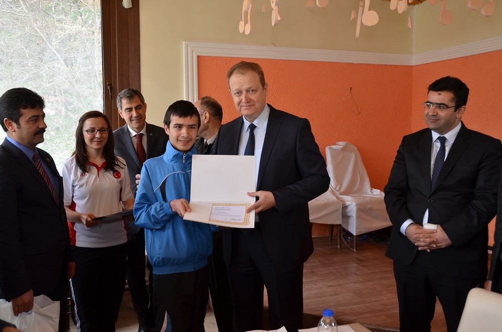 Vali Yavuz, başarılı sporcularla buluştu 18