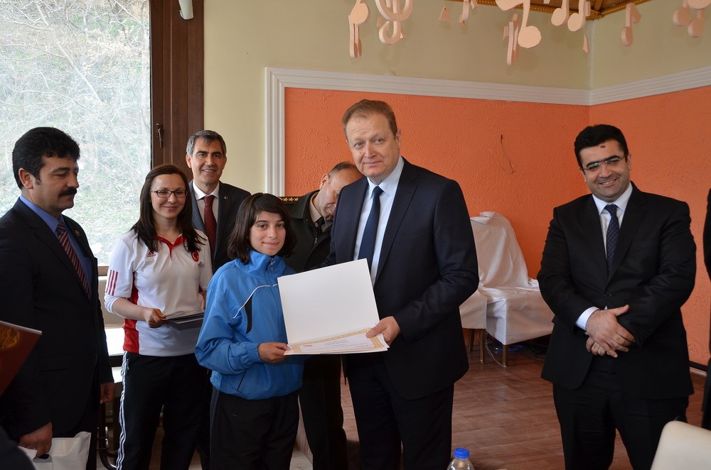 Vali Yavuz, başarılı sporcularla buluştu 19