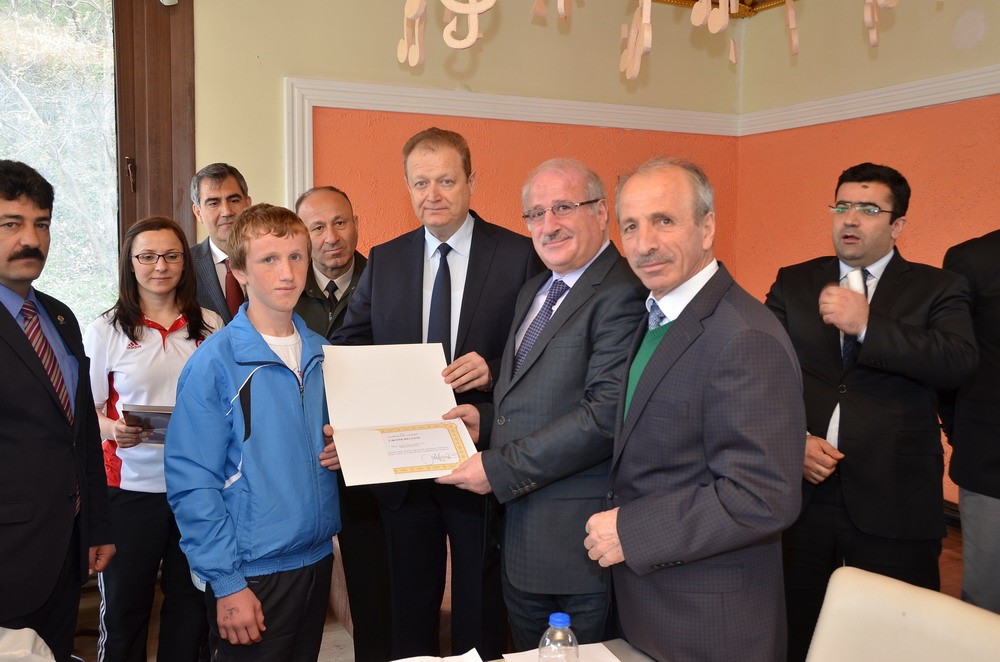 Vali Yavuz, başarılı sporcularla buluştu 20