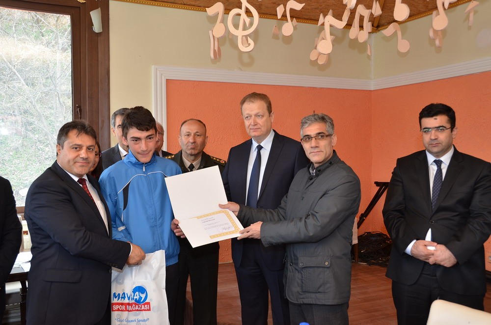 Vali Yavuz, başarılı sporcularla buluştu 21