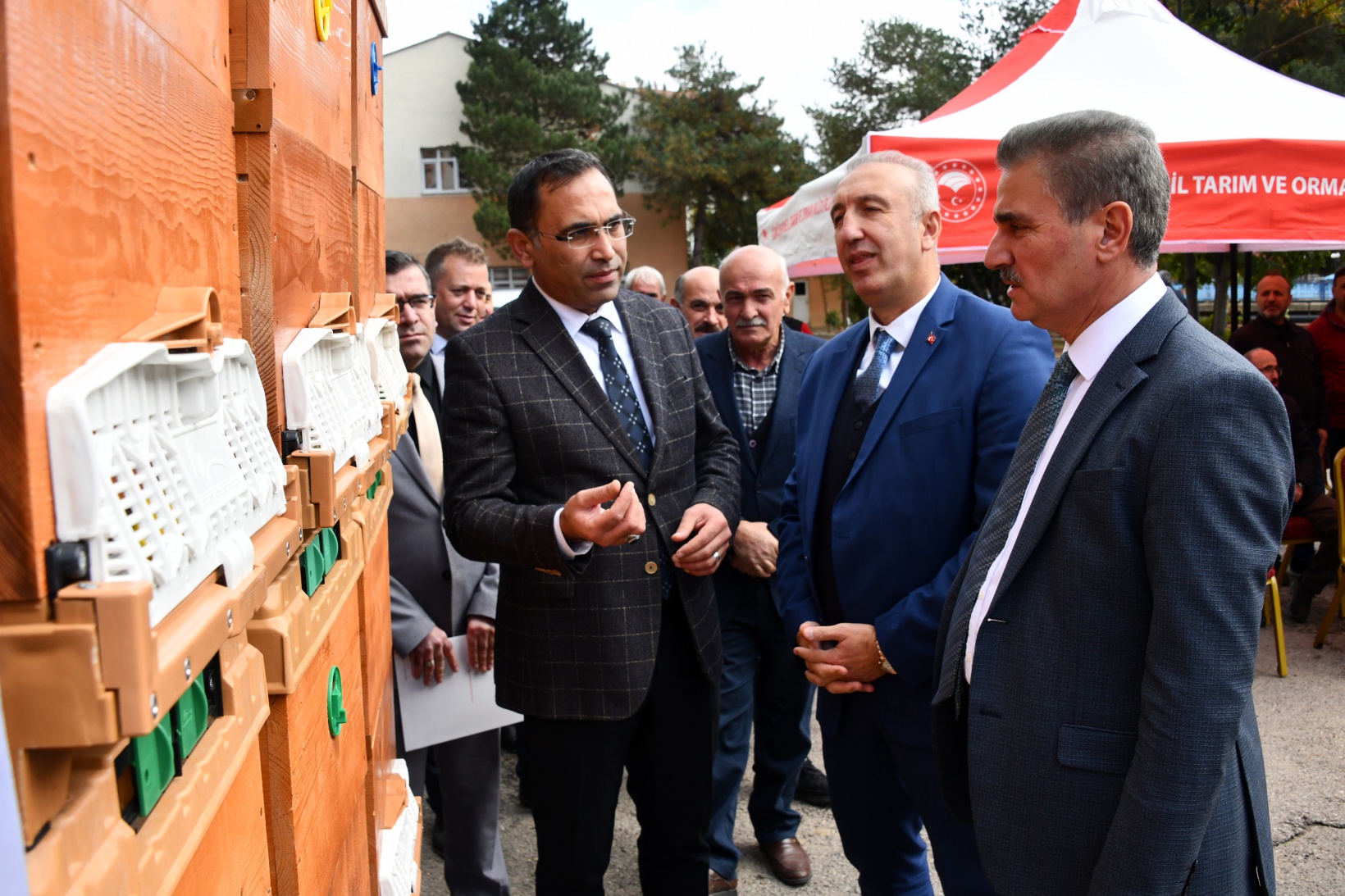 Gümüşhane'de üreticilere 2 bin 90 nitelikli kovan ve 45 yem karma makinesi dağıtıldı 18