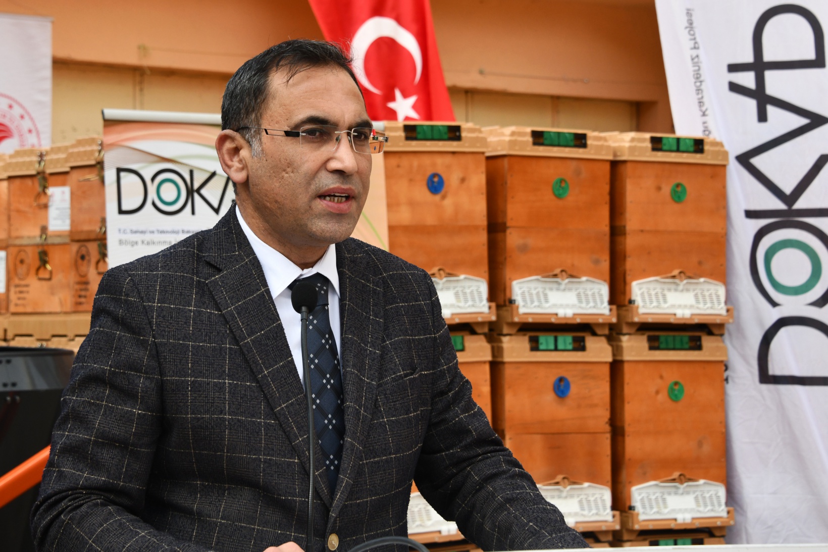 Gümüşhane'de üreticilere 2 bin 90 nitelikli kovan ve 45 yem karma makinesi dağıtıldı 1