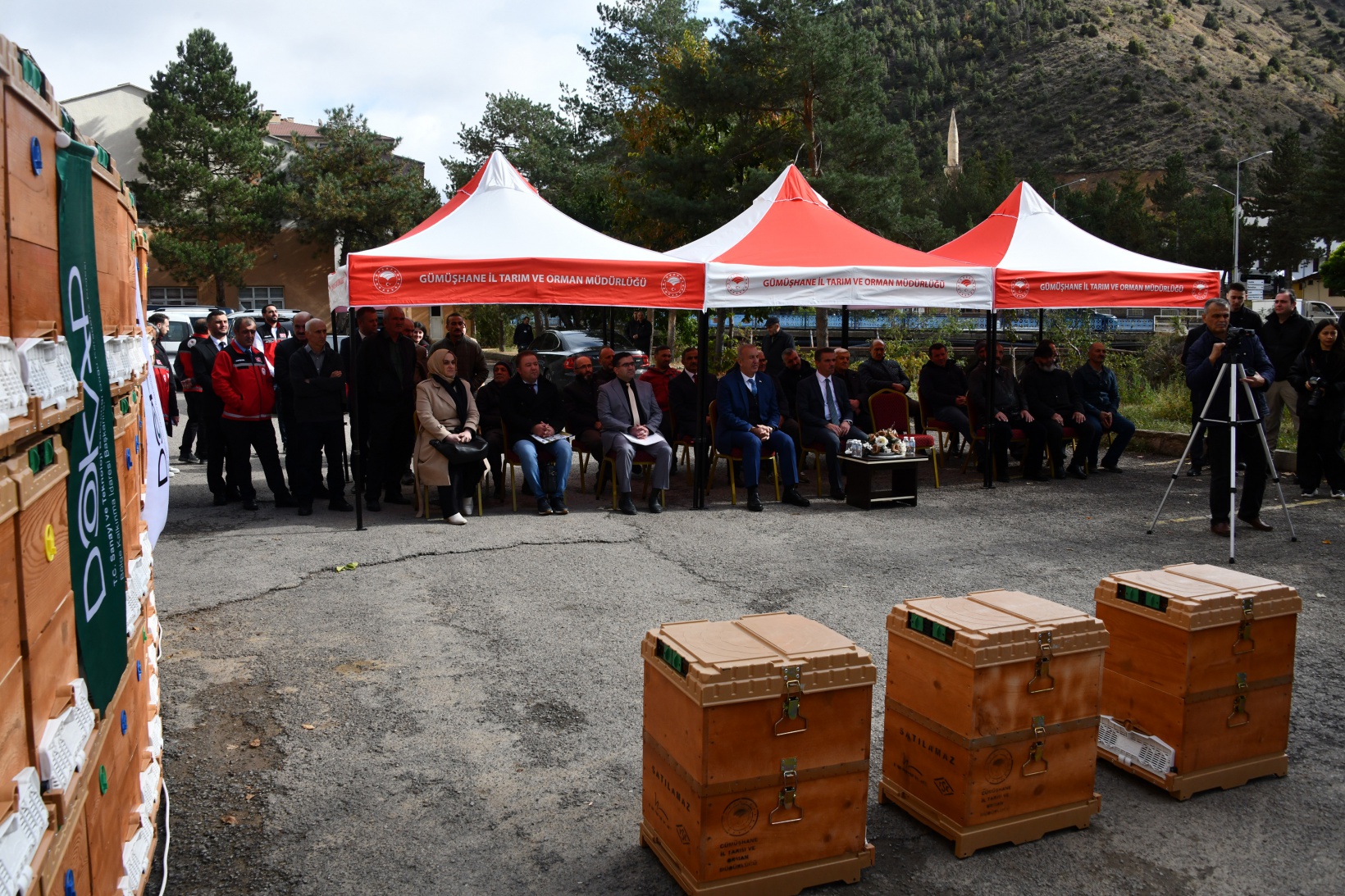 Gümüşhane'de üreticilere 2 bin 90 nitelikli kovan ve 45 yem karma makinesi dağıtıldı 17