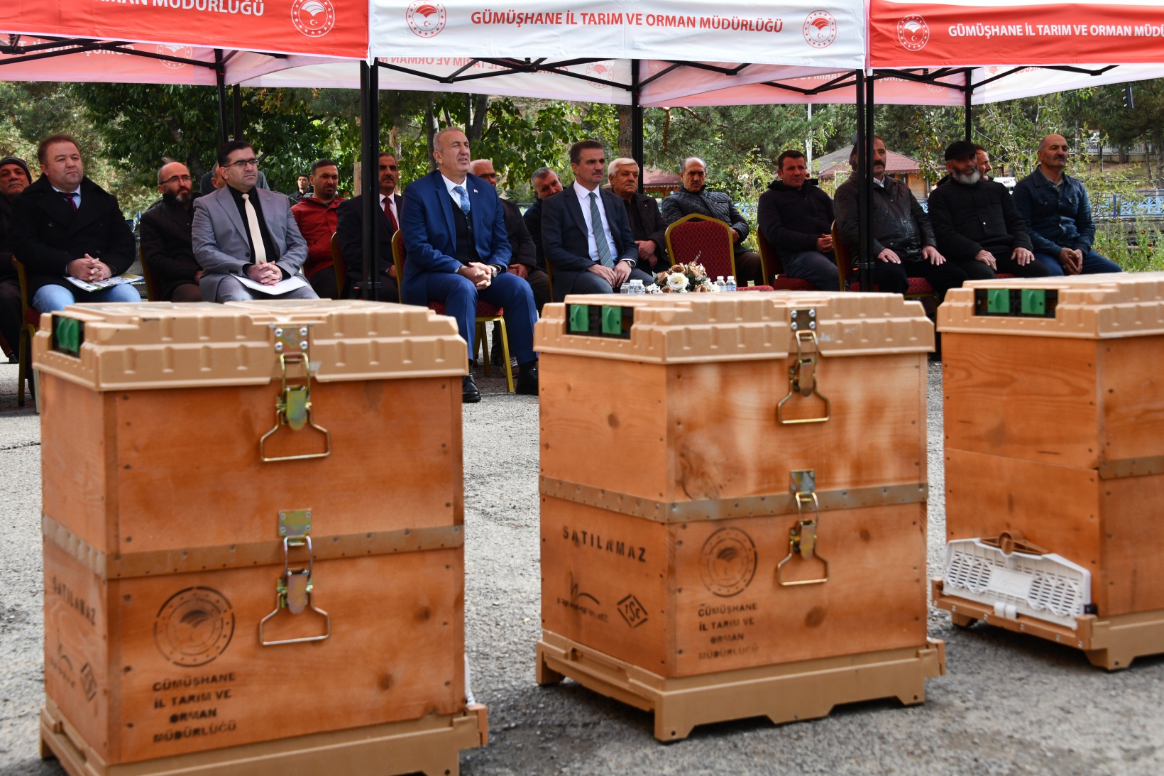 Gümüşhane'de üreticilere 2 bin 90 nitelikli kovan ve 45 yem karma makinesi dağıtıldı 13