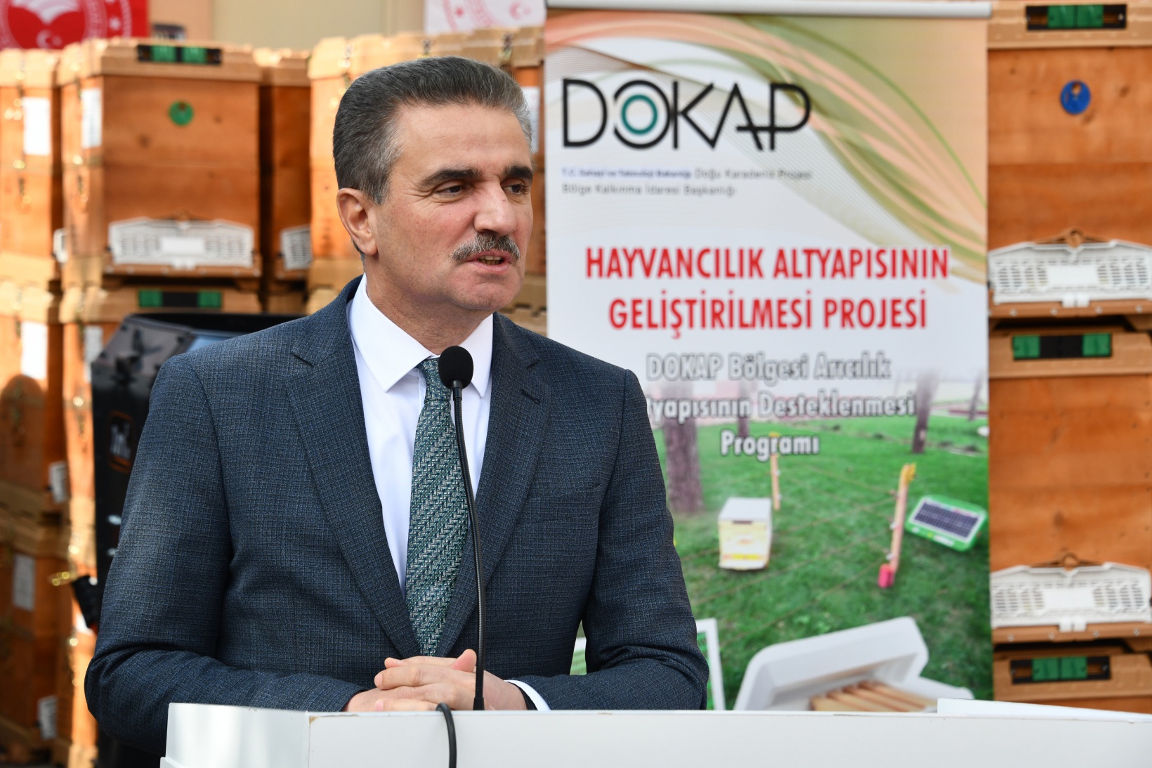 Gümüşhane'de üreticilere 2 bin 90 nitelikli kovan ve 45 yem karma makinesi dağıtıldı 3