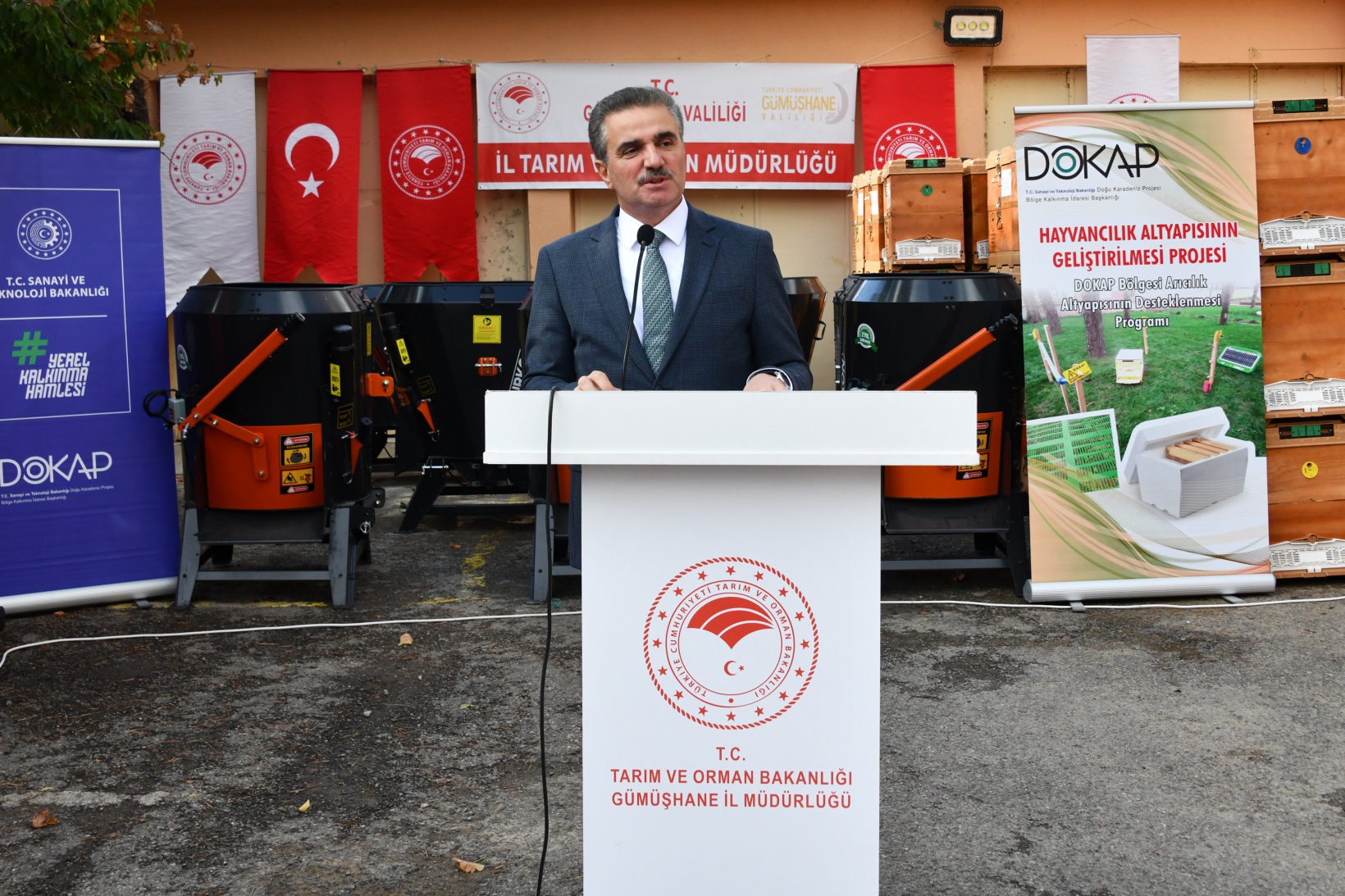 Gümüşhane'de üreticilere 2 bin 90 nitelikli kovan ve 45 yem karma makinesi dağıtıldı 14