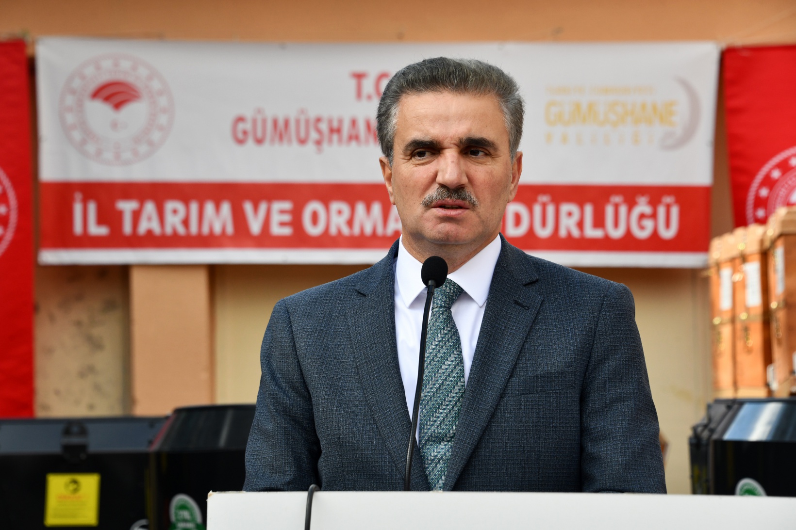 Gümüşhane'de üreticilere 2 bin 90 nitelikli kovan ve 45 yem karma makinesi dağıtıldı 10