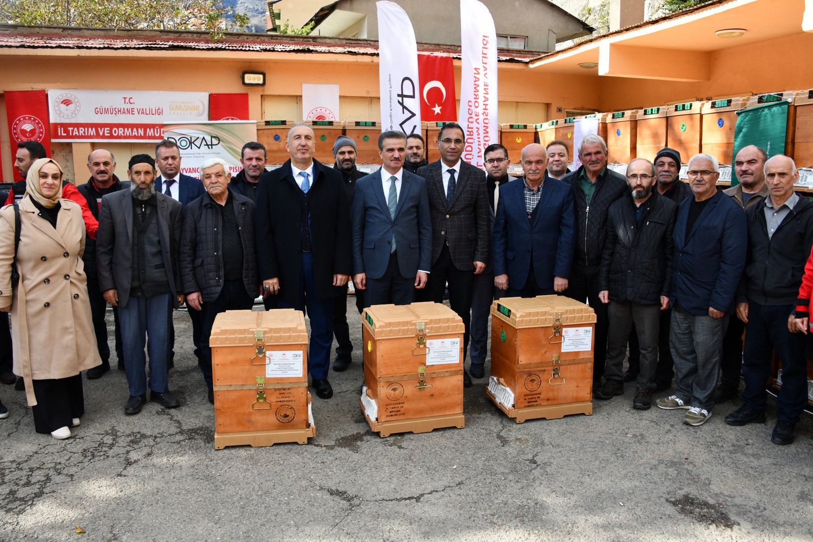 Gümüşhane'de üreticilere 2 bin 90 nitelikli kovan ve 45 yem karma makinesi dağıtıldı 19