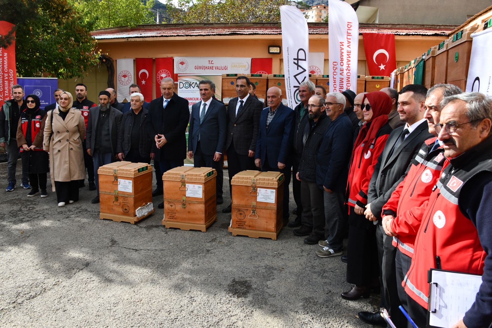 Gümüşhane'de üreticilere 2 bin 90 nitelikli kovan ve 45 yem karma makinesi dağıtıldı 7